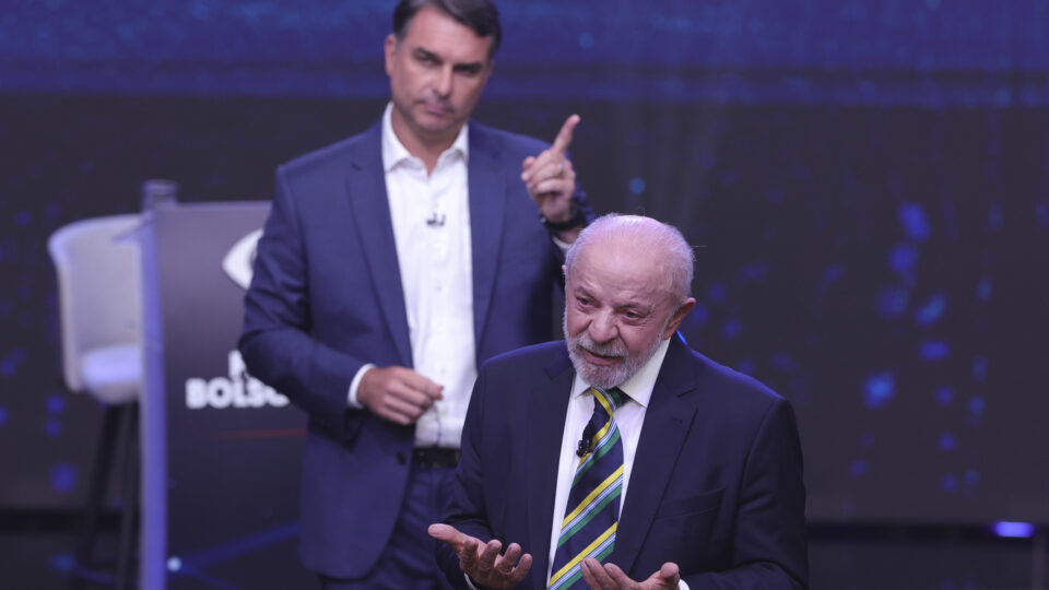 A tática de Trump contra Hillary em 2016 que se repetiu no debate entre Flávio e Lula