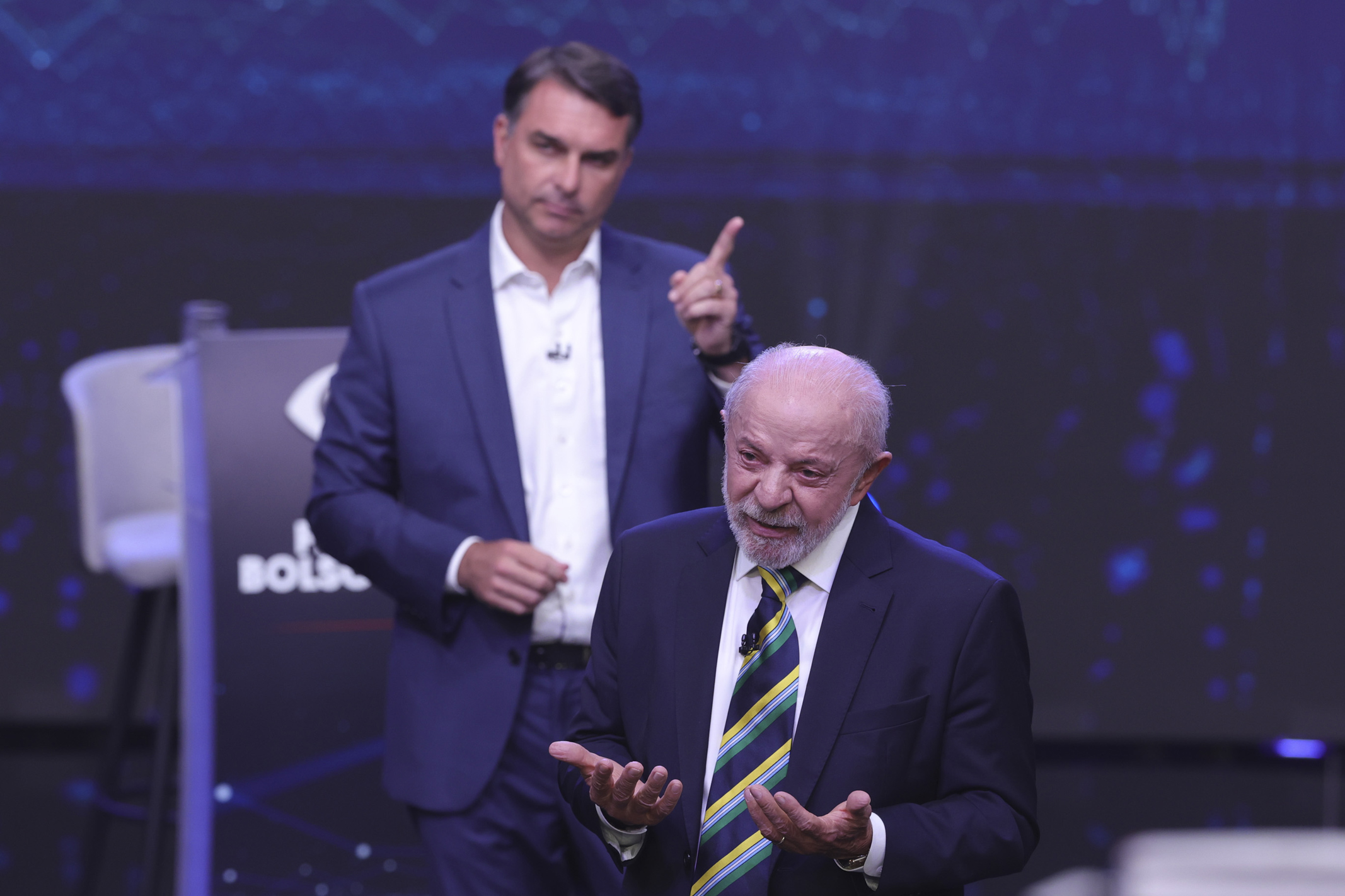 A tática de Trump contra Hillary em 2016 que se repetiu no debate entre Flávio e Lula