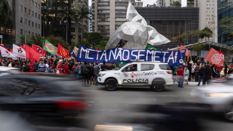 Manifestantes pró-Lula fazem protesto em frente à sede da Meta em SP