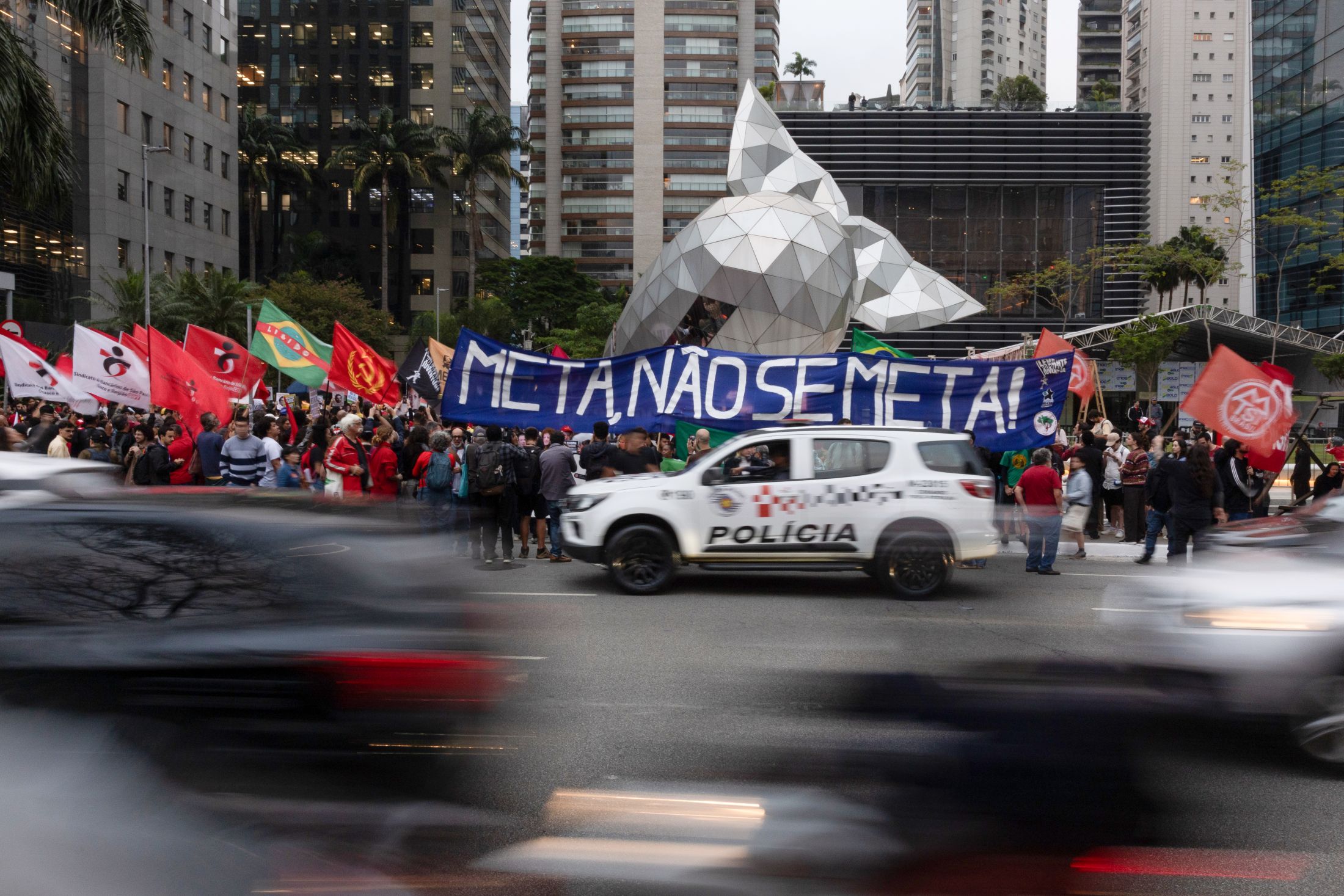 Manifestantes pró-Lula fazem protesto em frente à sede da Meta em SP