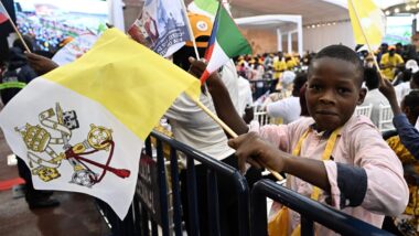 Garoto com a bandeira do Vaticano durante visita do papa Leão XIV à Guiné Equatorial, em abril deste ano.