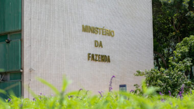 Projeto do orçamento de 2027 traz projeção e alerta para dificuldade em cumprir investimento mínimo na saúde.