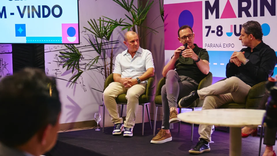 da esquerda para a direita: Cesar de Godoy, professor da Unicesumar e especialista em Construções Sustentáveis; Raphael Ferreira, CEO da PRC Empreendimentos e Jean Vogel, head de Inovação da PRC Empreendimentos e idealizador do HUB Cidades.
