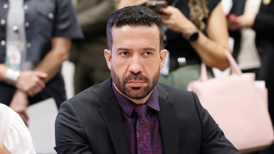 Janones anuncia saída do hospital para comandar “batalha final” de Lula