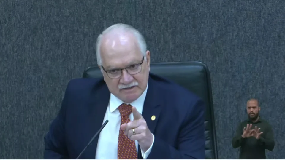 Processo disciplinar terminou com punição de 120 dias por acúmulo de processos e comportamento inadequado.