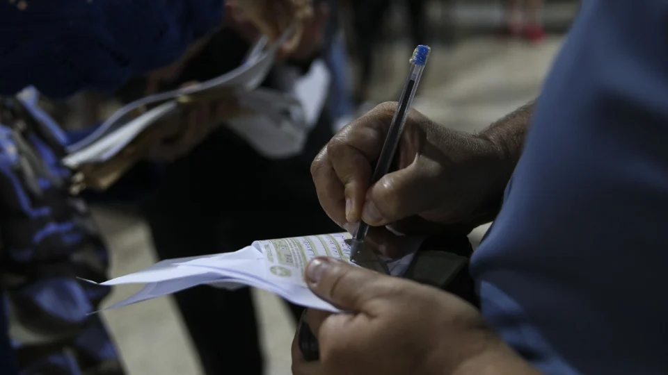 Justificativa de ausência precisa ser analisada pela Justiça Eleitoral; se o pedido for indeferido, eleitor fica sujeito ao pagamento de multa.