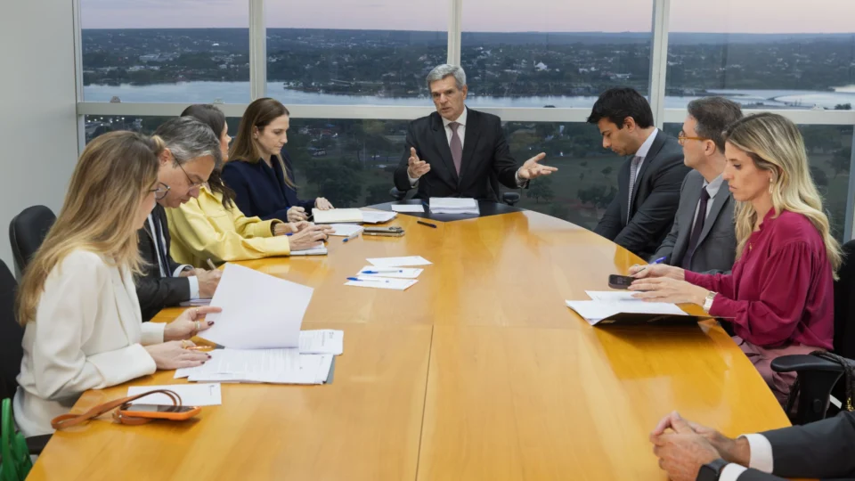 Meta é cobrada pelo próprio Conselho de Supervisão por falhas eleitorais; TSE exige igualdade