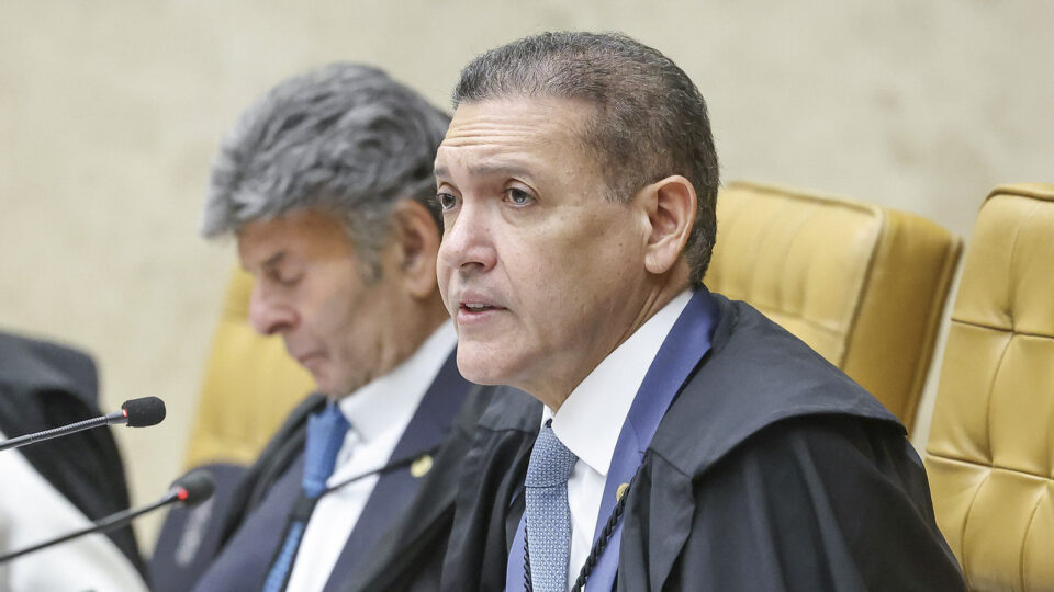Revisão da condenação de Bolsonaro pode aproximar STF e Flávio