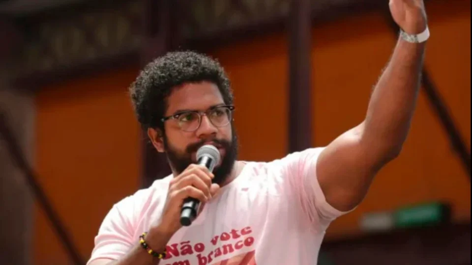 Jones Manoel divulgou suposta mensagem de apoiador de Flávio, mas admitiu que causas são desconhecidas.