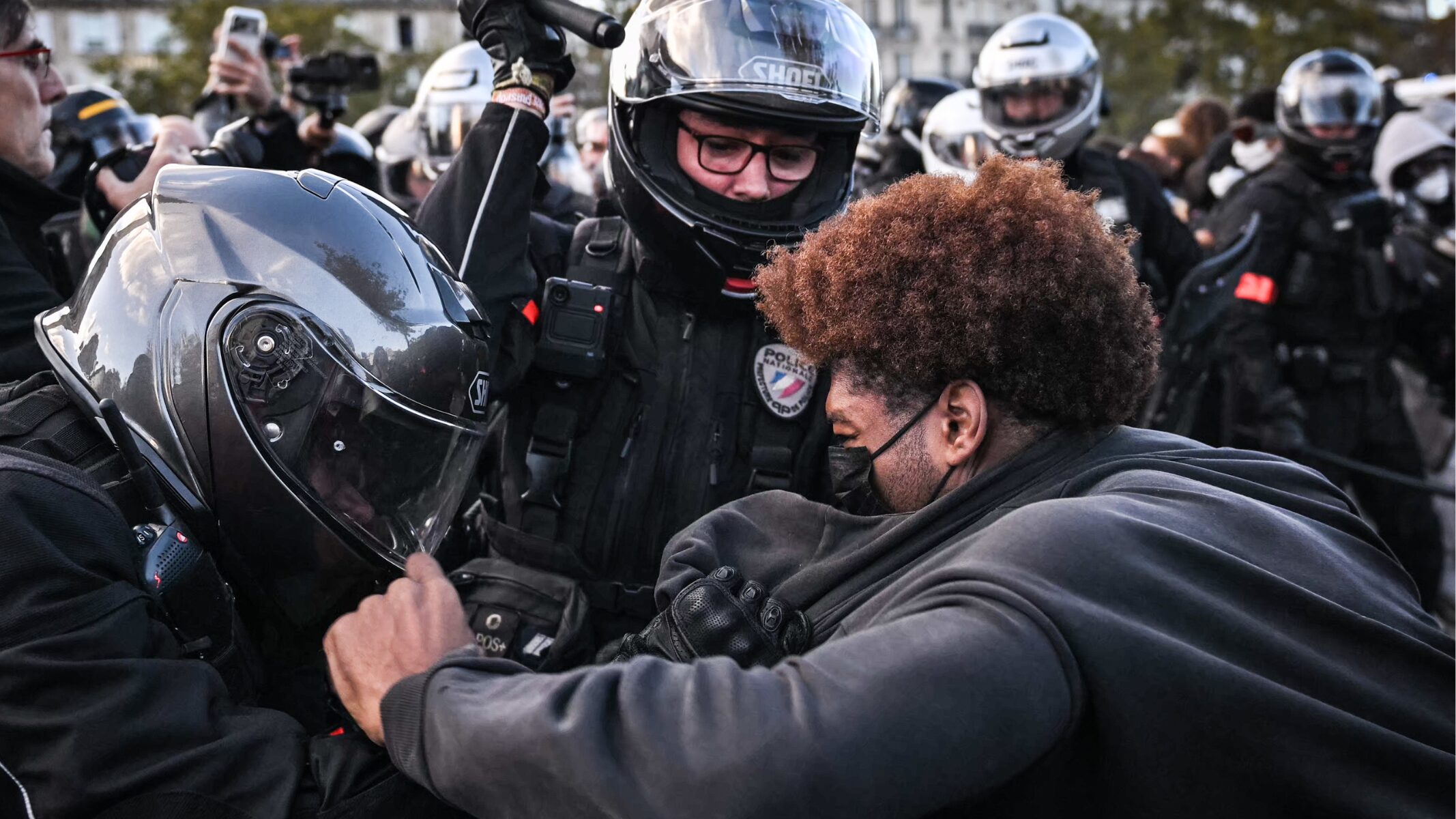 Por que os protestos violentos são tão comuns na França