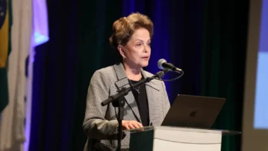 UFPR homenageia Dilma Rousseff com o título de Doutora Honoris Causa por sua trajetória na economia e na gestão pública.