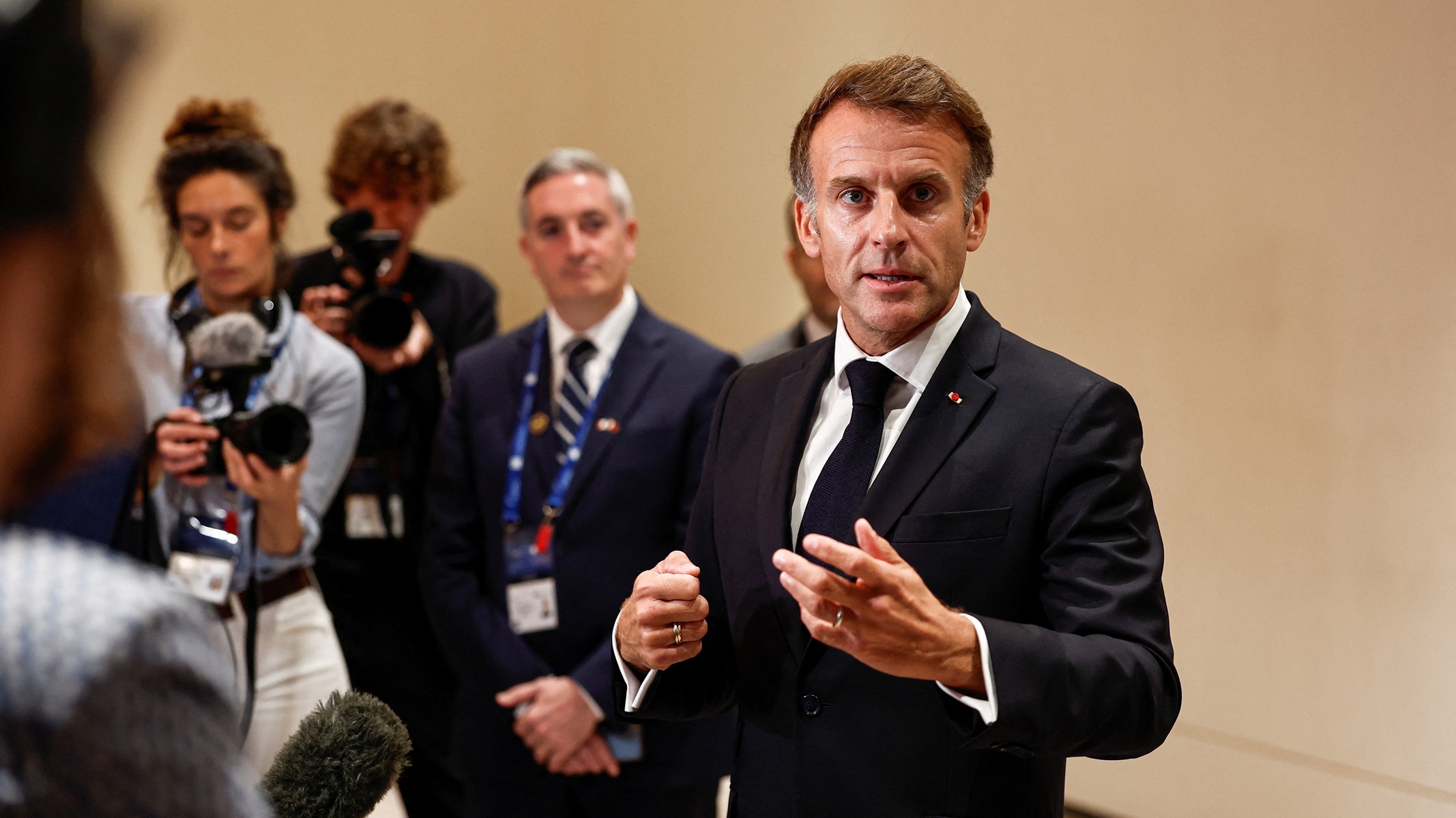 Macron diz que comentários de Trump acusando imigrantes por protestos violentos são “estúpidos”