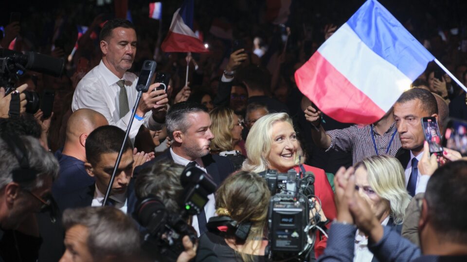Enquanto extrema esquerda incendeia a França, direita aparece como favorita para liderar o país