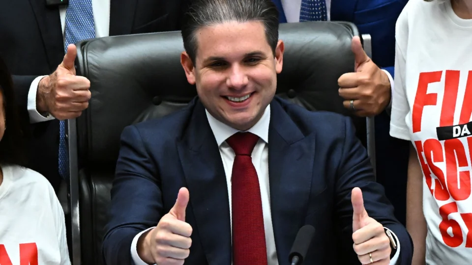 PSB e PDT apoiam reeleição de Motta à presidência da Câmara