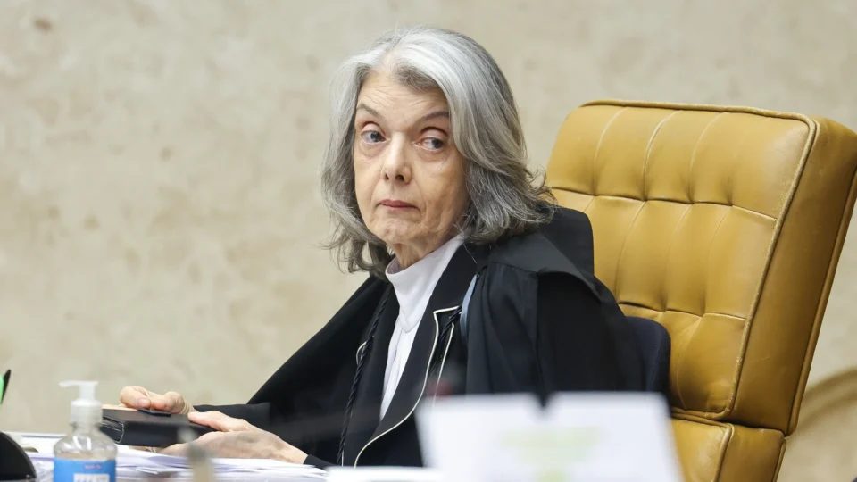 Relatora, Cármen Lúcia rejeitou todos os questionamentos de associação que representa categoria. L