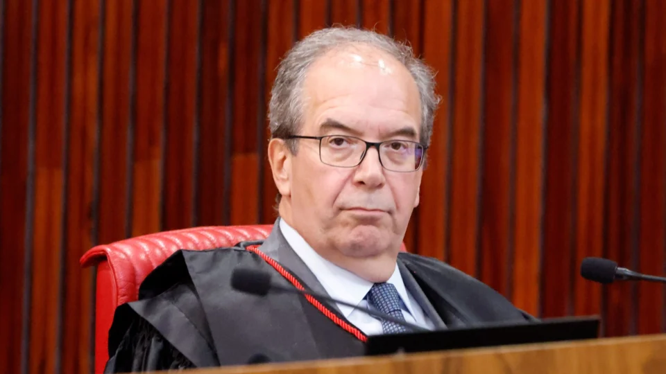 Corregedor do TSE nega pedido de Flávio para suspender mensagens do governo Lula