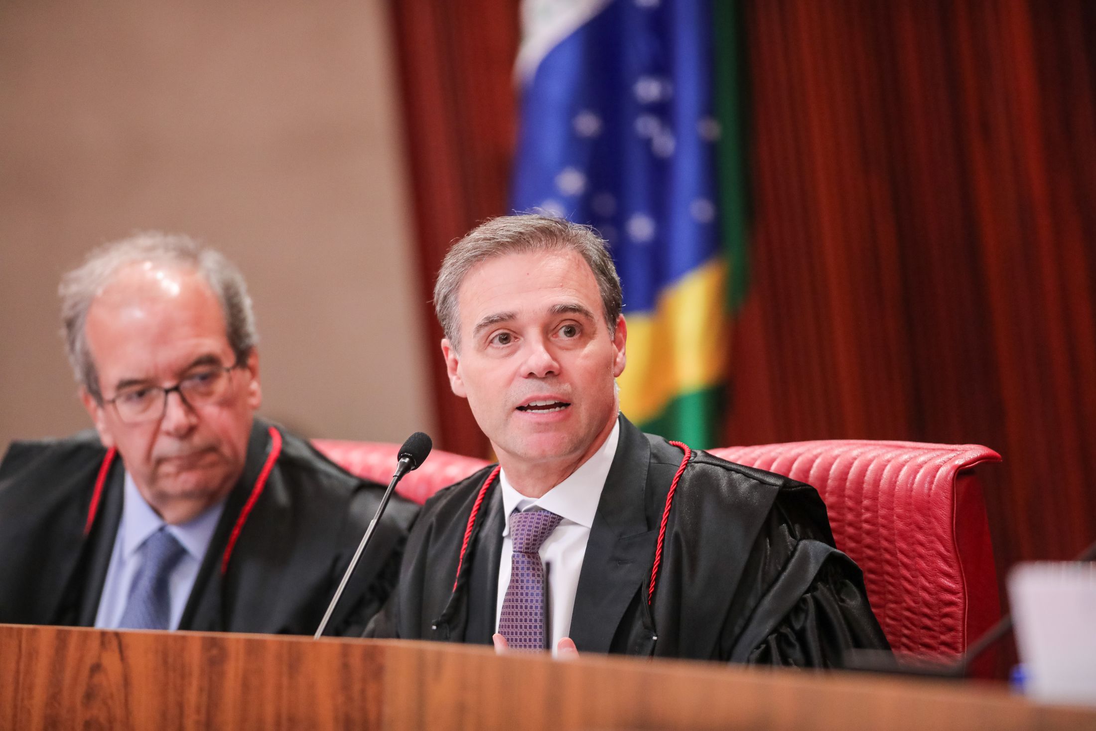 Mendonça diz que Lula e Flávio podem abrir sigilos sem aval do TSE