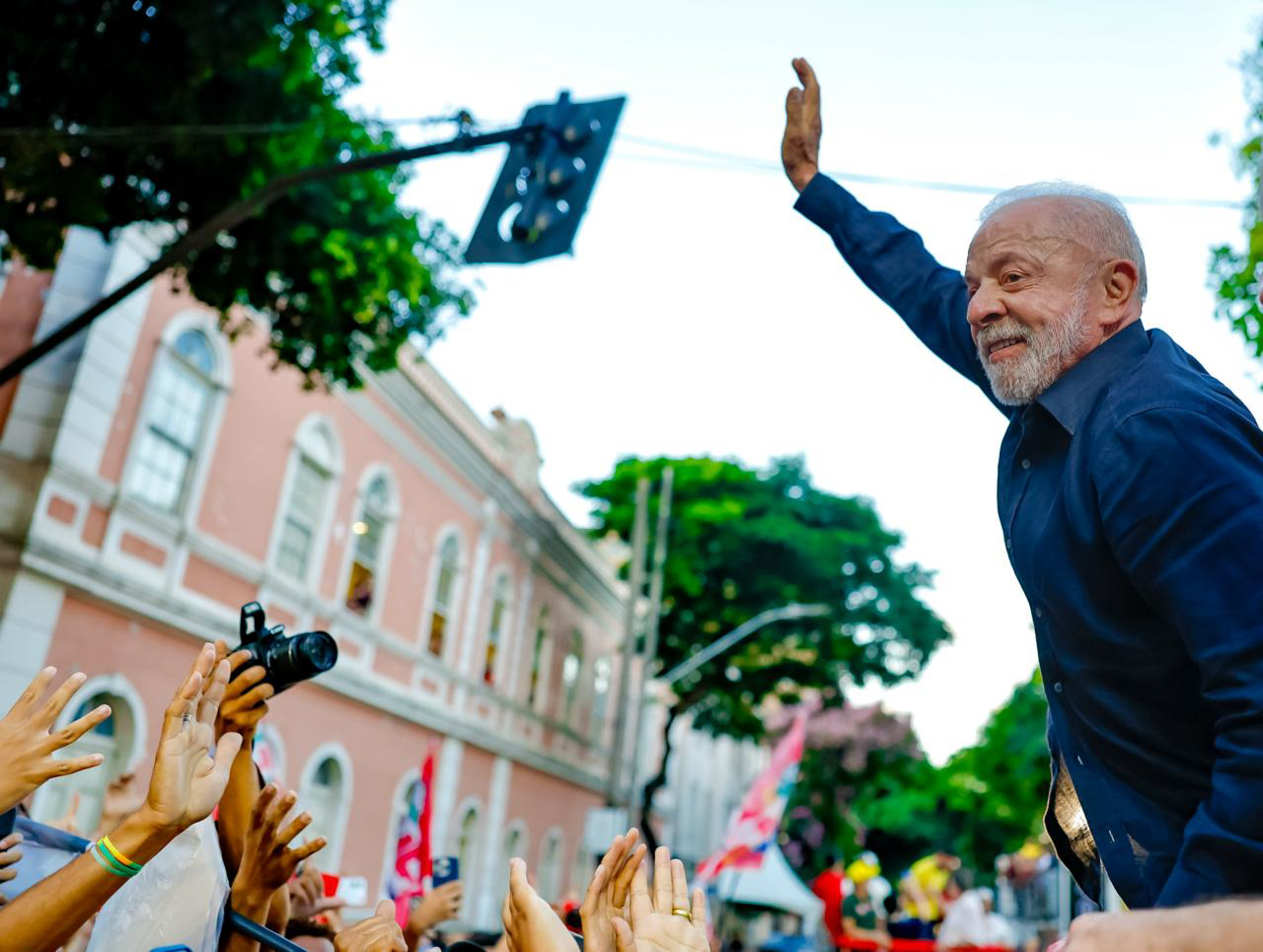 Lula vira votação com anúncios eleitoreiros e militância na rua