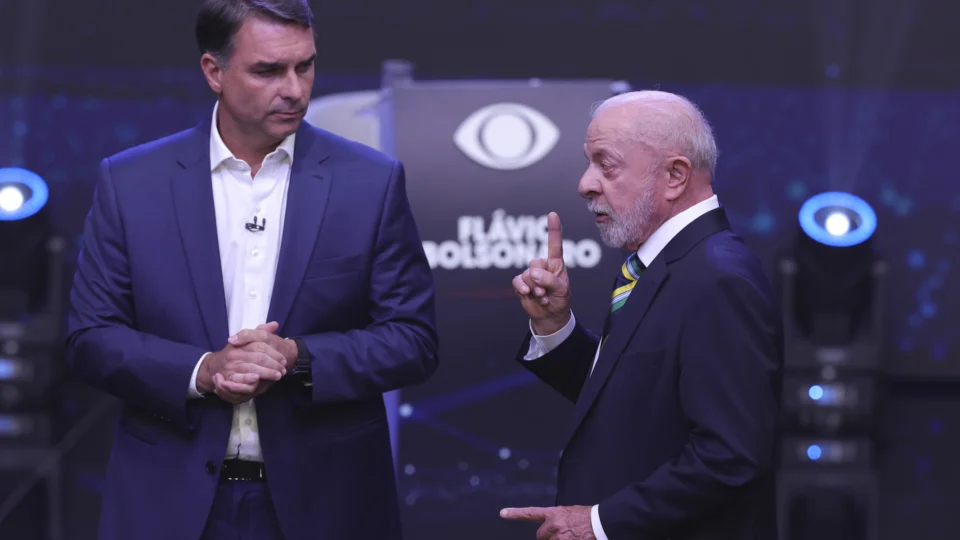 Lula pede que Mendonça seja "árbitro" da divulgação de sigilos e pressiona Flávio
