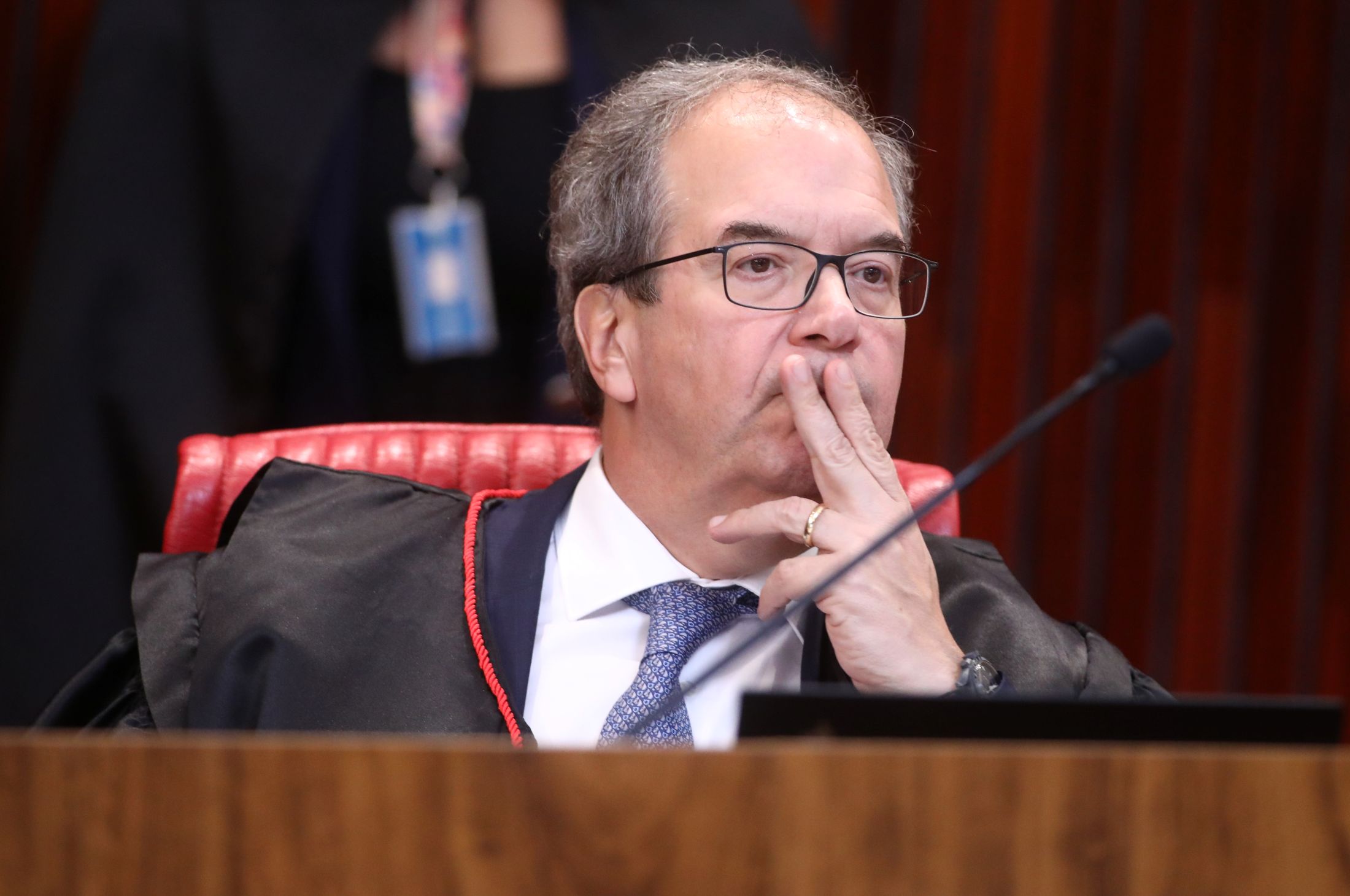 Corregedor do TSE manda Meta e X explicarem em 24h suposto favorecimento a Flávio