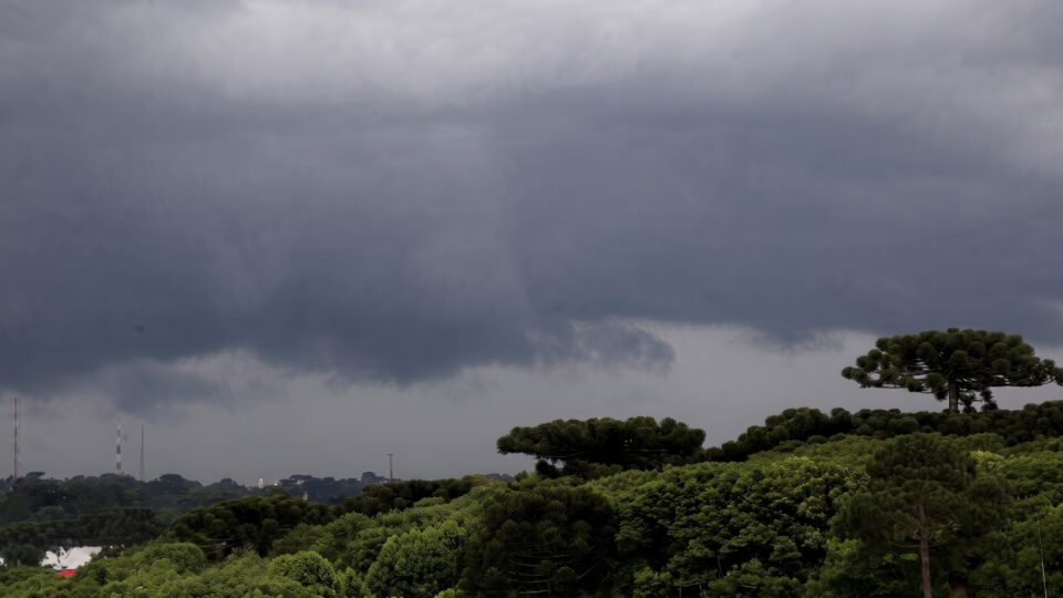 Temporais com chuva de até 200 milímetros atingem regiões do Paraná neste fim de semana