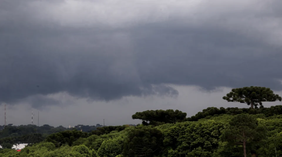 Simepar e Defesa Civil alertam para temporais e chuva intensa em diversas regiões do Paraná neste fim de semana.