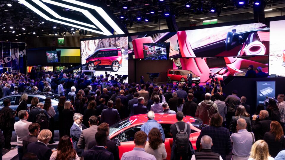 No salão de Paris, Renault mostra sua força diante da invasão chinesa e resgata o passado