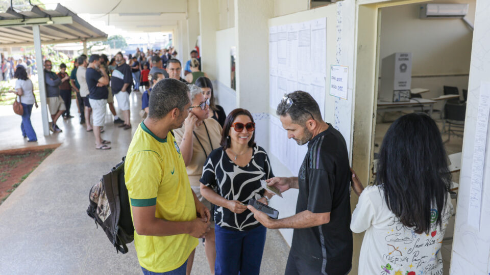 O eleitor pode votar com a camisa do Brasil? E com adesivo do candidato? Veja as regras
