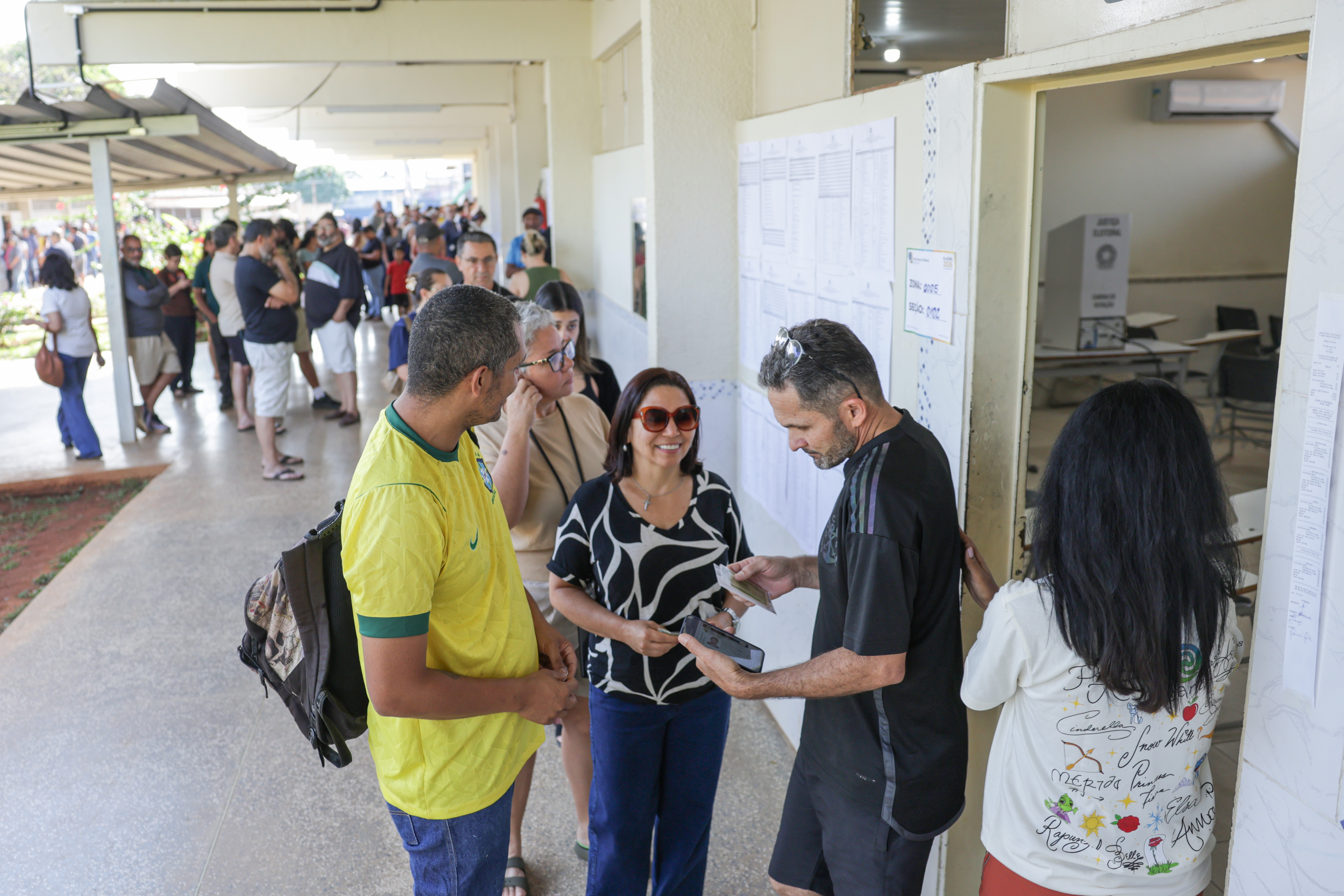 O eleitor pode votar com a camisa do Brasil? E com adesivo do candidato? Veja as regras