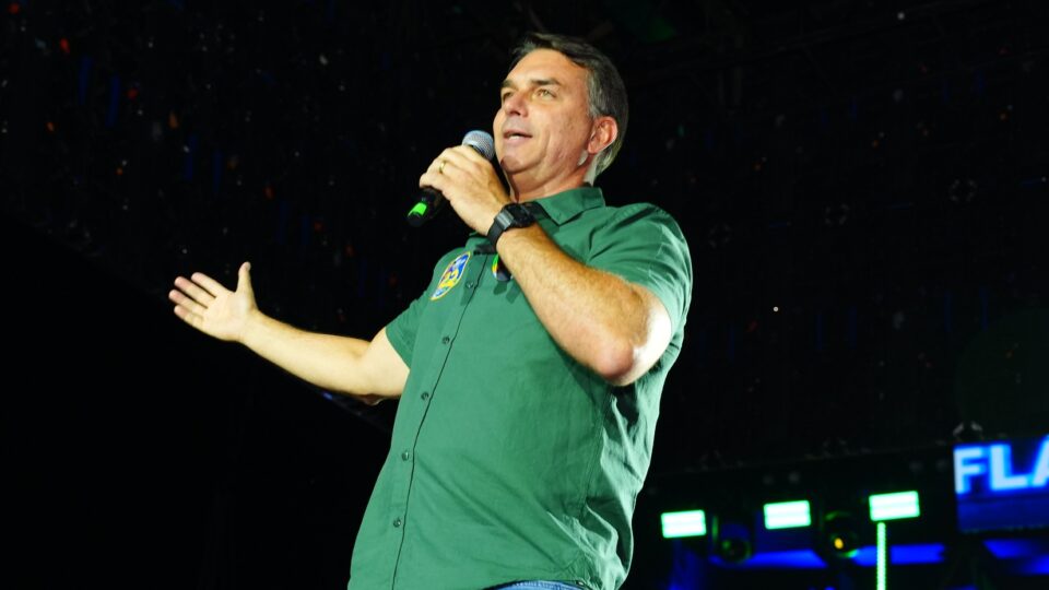 Flávio Bolsonaro abre sigilos ao TSE e cobra Lula a revelar gastos do cartão corporativo