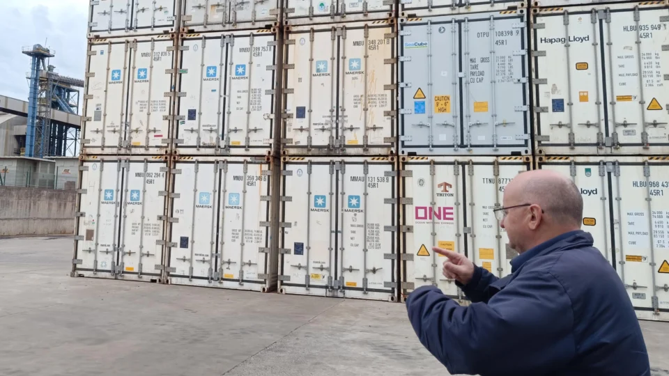 Jarbas Hartmann, coordenador de logística da Cotriguaçu, percorre pátio de contêineres em Cascavel (PR) é hub de distribuição de mais de 3 milhões de frangos por dia
