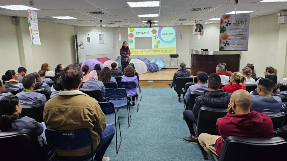 A EM SI promove ações de conscientização e capacitação voltadas ao bem-estar e à saúde mental, incentivando o diálogo e a construção de um ambiente de trabalho mais saudável e acolhedor.