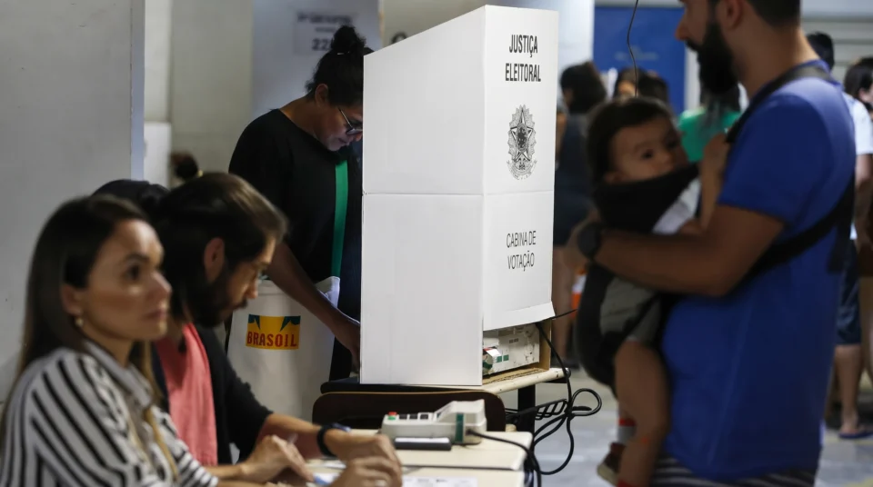 Eleitores devem conferir documentos, horários e local de votação antes de sair de casa.