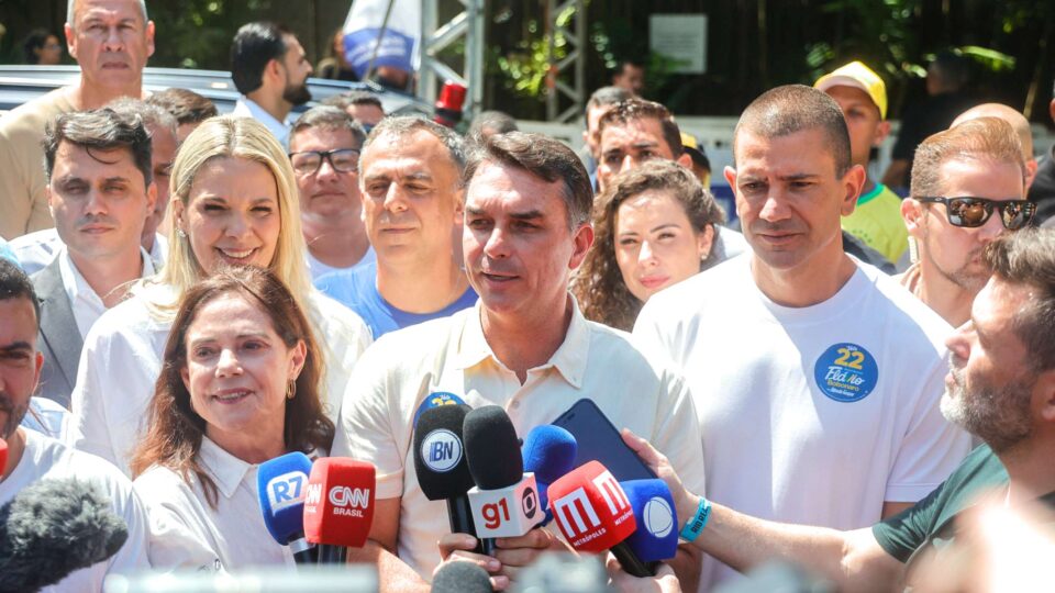 Flávio Bolsonaro projeta nova lei para ampliar liberdade econômica no Brasil