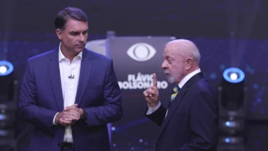 Flávio Bolsonaro e Lula se enfrentaram no debate da Band, no último domingo (18), no primeiro confronto direto entre os candidatos no segundo turno.