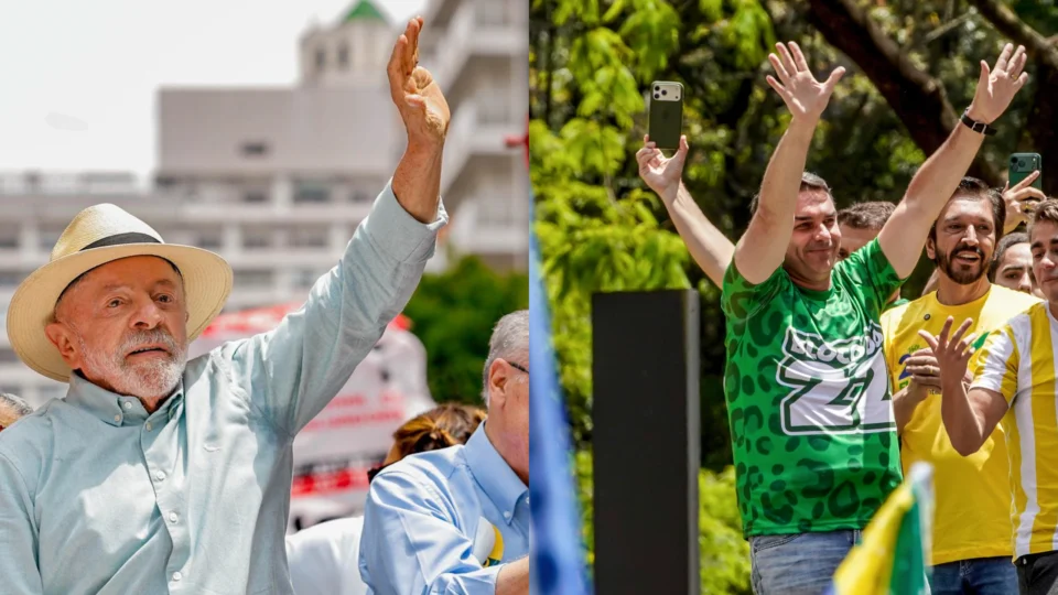 Montagem com o presidente Luiz Inácio Lula da Silva (PT) e o senador Flávio Bolsonaro (PL) em atos de campanha. À esquerda, Lula, de chapéu e camisa azul-clara, acena durante evento em 3 de outubro de 2026. À direita, Flávio, com a camiseta verde do “Bloco do 22”, ergue os braços ao lado de apoiadores em ato em 18 de outubro de 2026. Lula e Flávio fazem neste sábado (24) os últimos atos de rua antes do segundo turno.