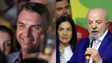 Montagem com duas fotos lado a lado. À esquerda, Flávio Bolsonaro sorri cercado de pessoas. À direita, Lula, de terno azul e barba branca, fala ao microfone, com apoiadores ao fundo.