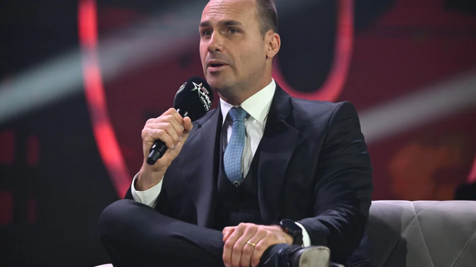 Eduardo Bolsonaro defende que Flávio deixe o Brasil se for derrotado por Lula