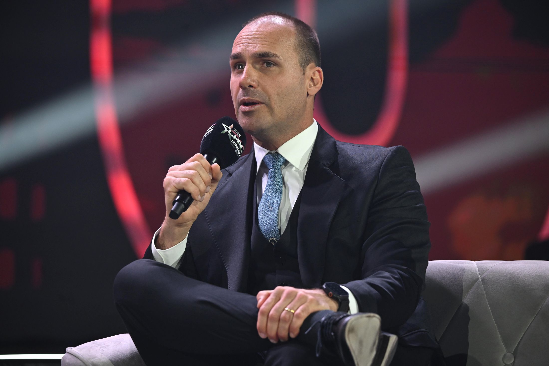 Eduardo Bolsonaro defende que Flávio deixe o Brasil se for derrotado por Lula