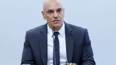Moraes determina quebra sigilos e bloqueio de R$ 6 bilhões de advogado ligado a Flávio Bolsonaro