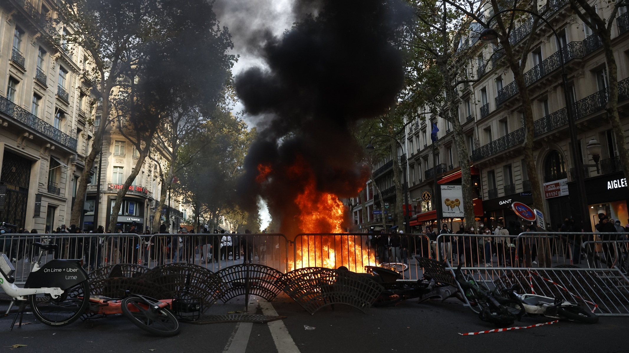 Partidos de direita da Europa cobram fronteiras fechadas após caos na França