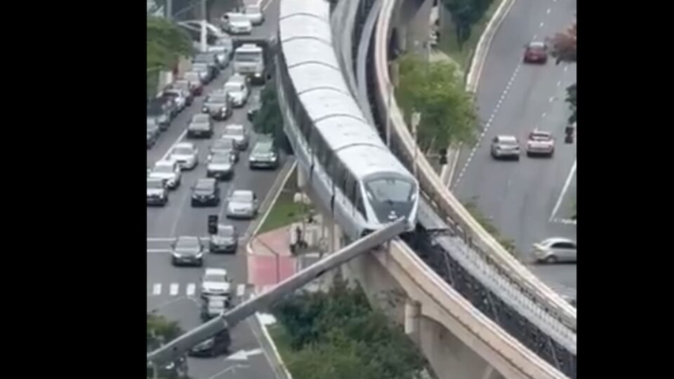 Guindaste cai sobre carros em São Paulo após ser atingido por trem do monotrilho