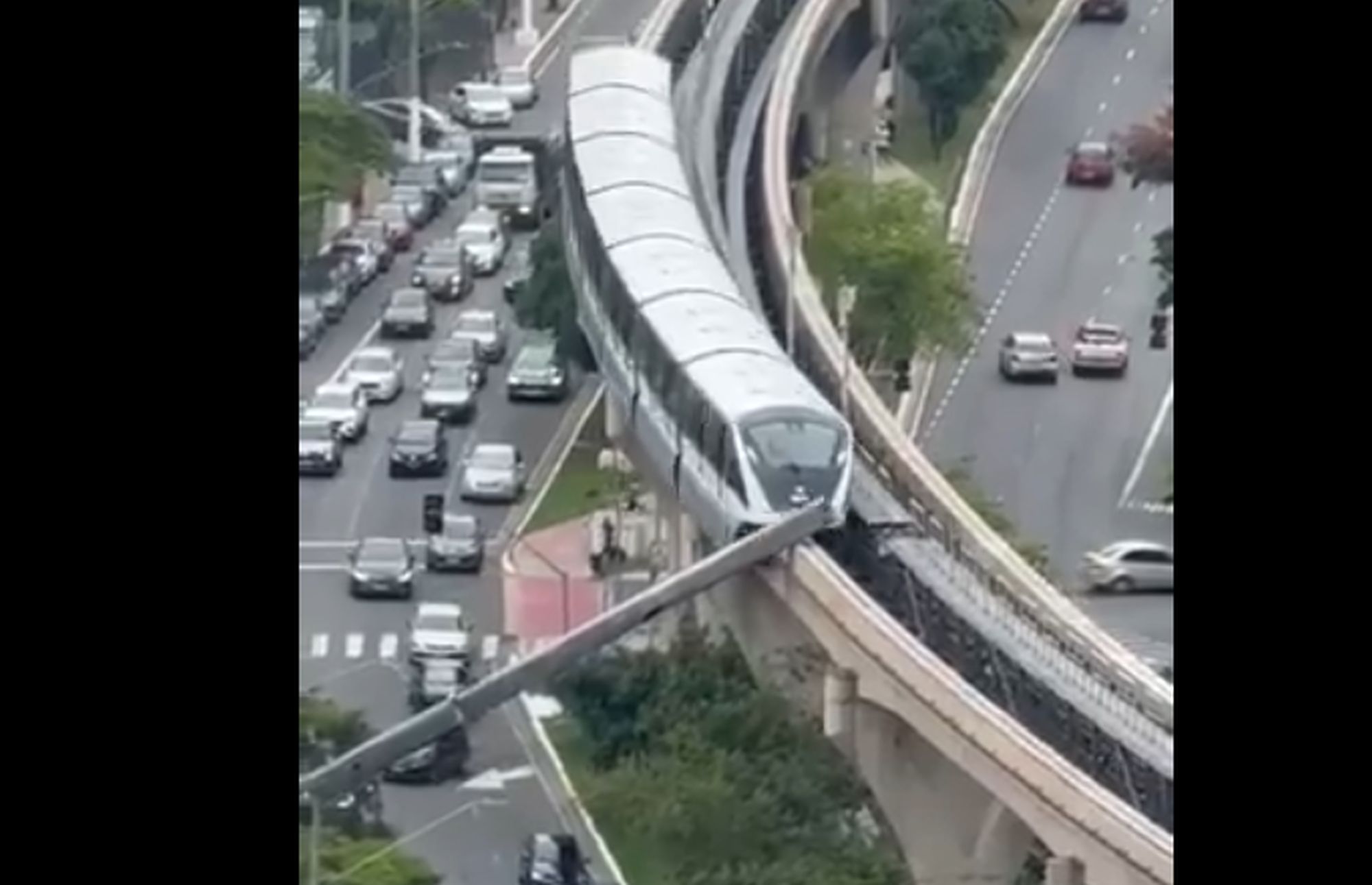 Guindaste atinge monotrilho em SP e deixa perguntas sobre segurança