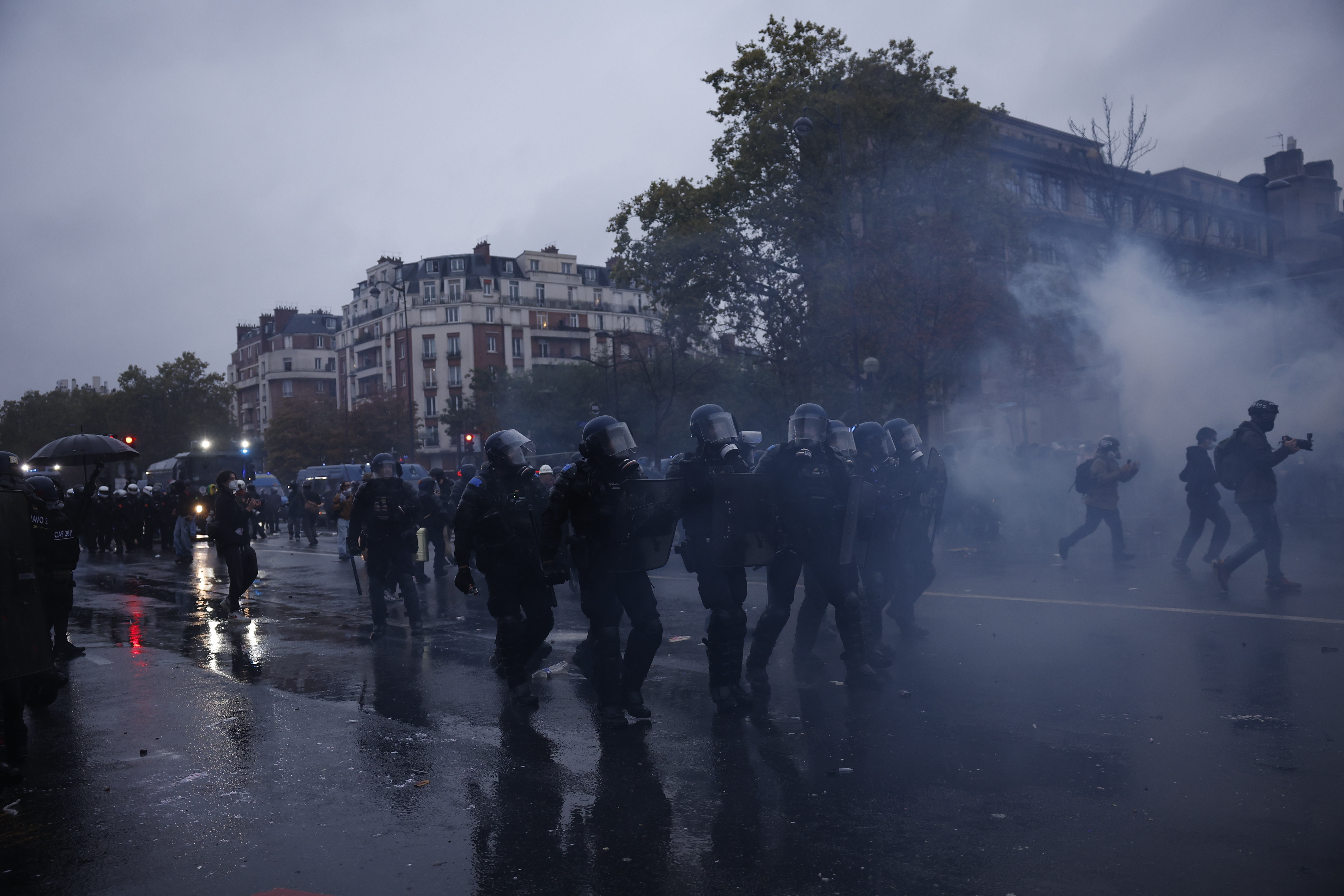 França prende quase mil pessoas em protestos neste sábado