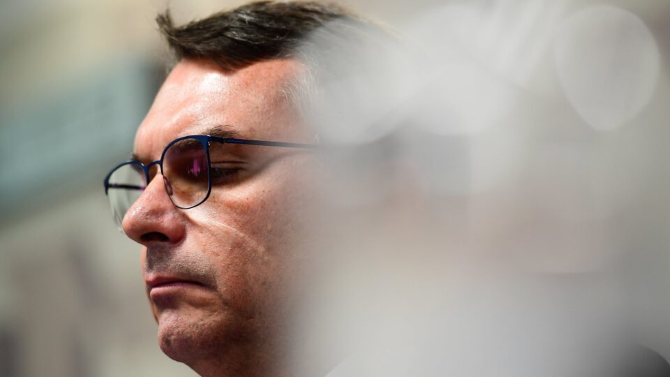 Derrota e inquéritos pressionam futuro de Flávio; irmão sugeriu que ele deixe o país