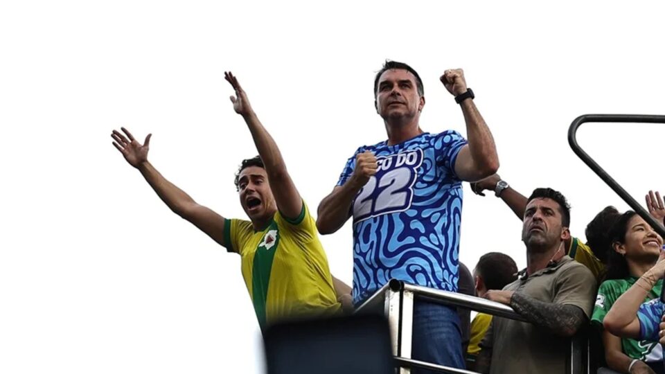 Flávio Bolsonaro diz que Brasil está “cansado de esperar” por mudanças com Lula