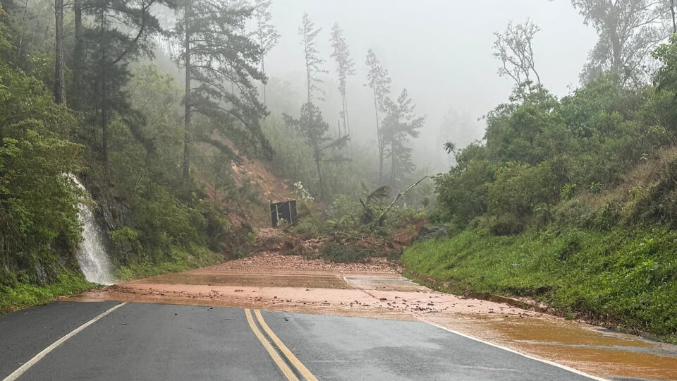 Chuva bate recordes no Paraná, bloqueia rodovias e muda local de votação em Curitiba