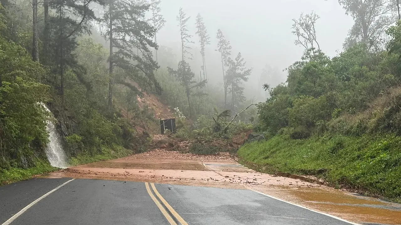 Rodovia interditada no interior do Paraná neste sábado (24).