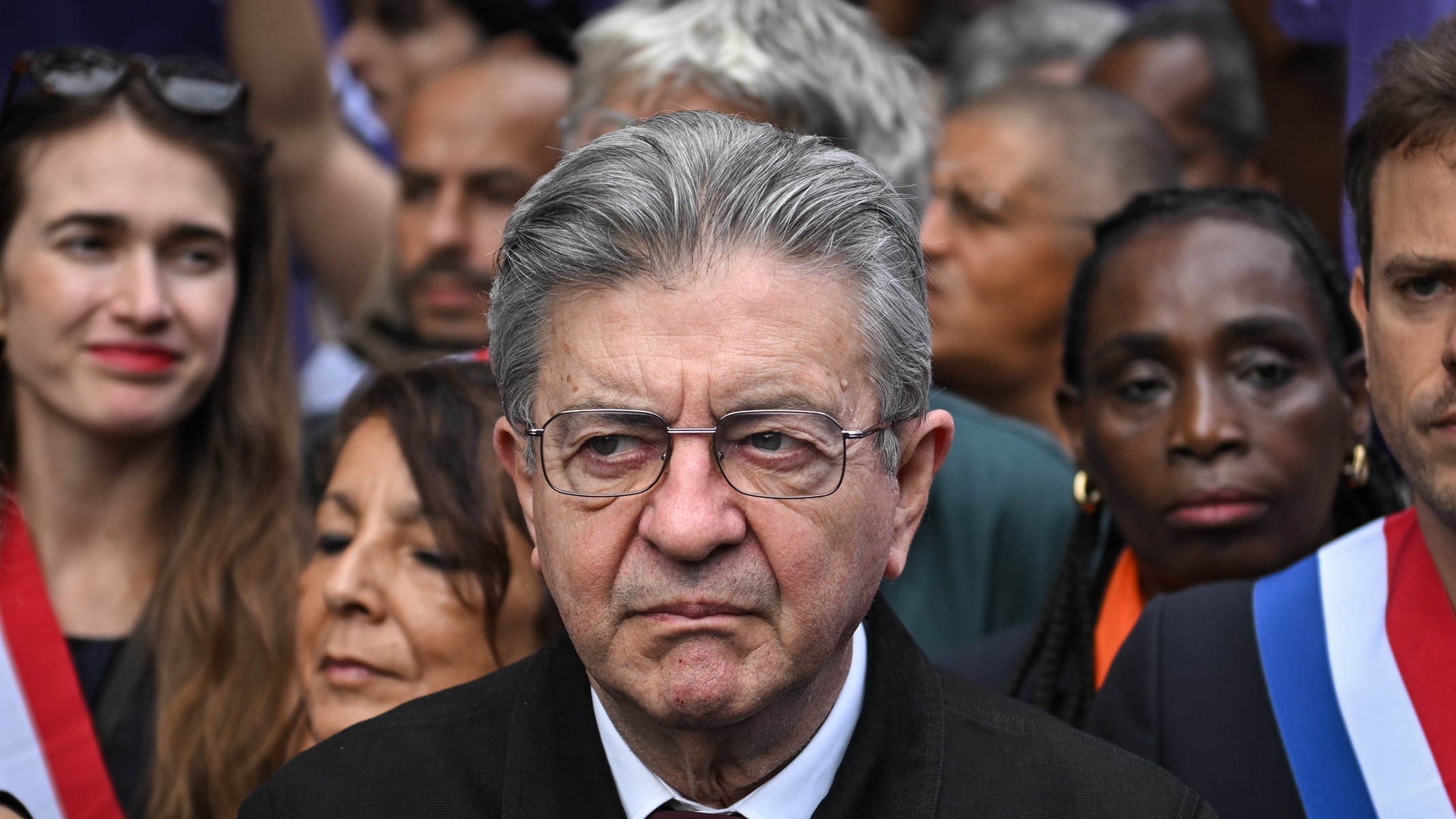 Jean-Luc Mélenchon enfrenta acusações por incentivar protestos violentos na França