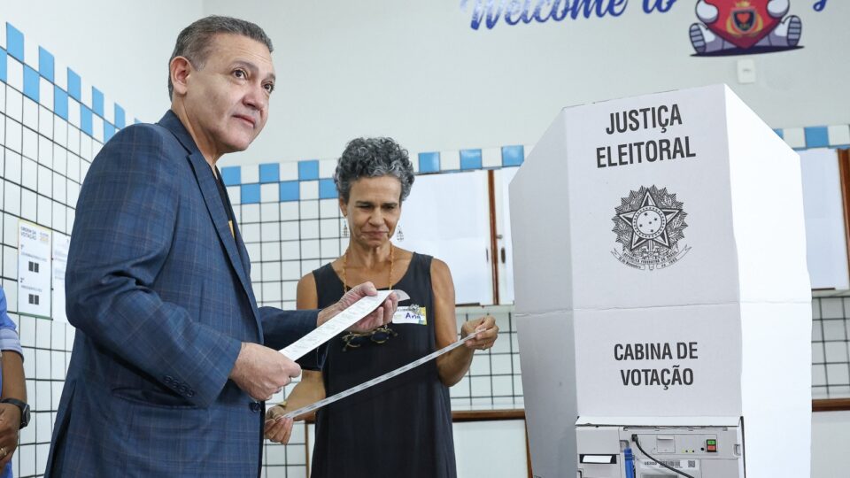 Nunes Marques assina “zerésima” de urna em Brasília e abre oficialmente a votação